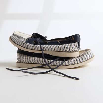 Sperry Featured - Authentic Original™ 2 Eye Boat Shoe White/Navy Women's Women