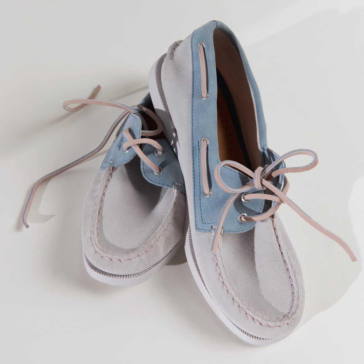 Sperry Trending - Authentic Original™ 2 Eye Boat Shoe White/Blue Women's Women